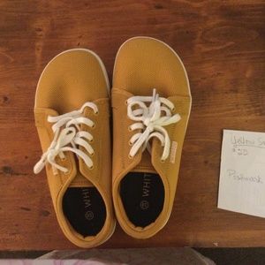 Whitin women’s wide toe box 38W (7W) yellow sneakers